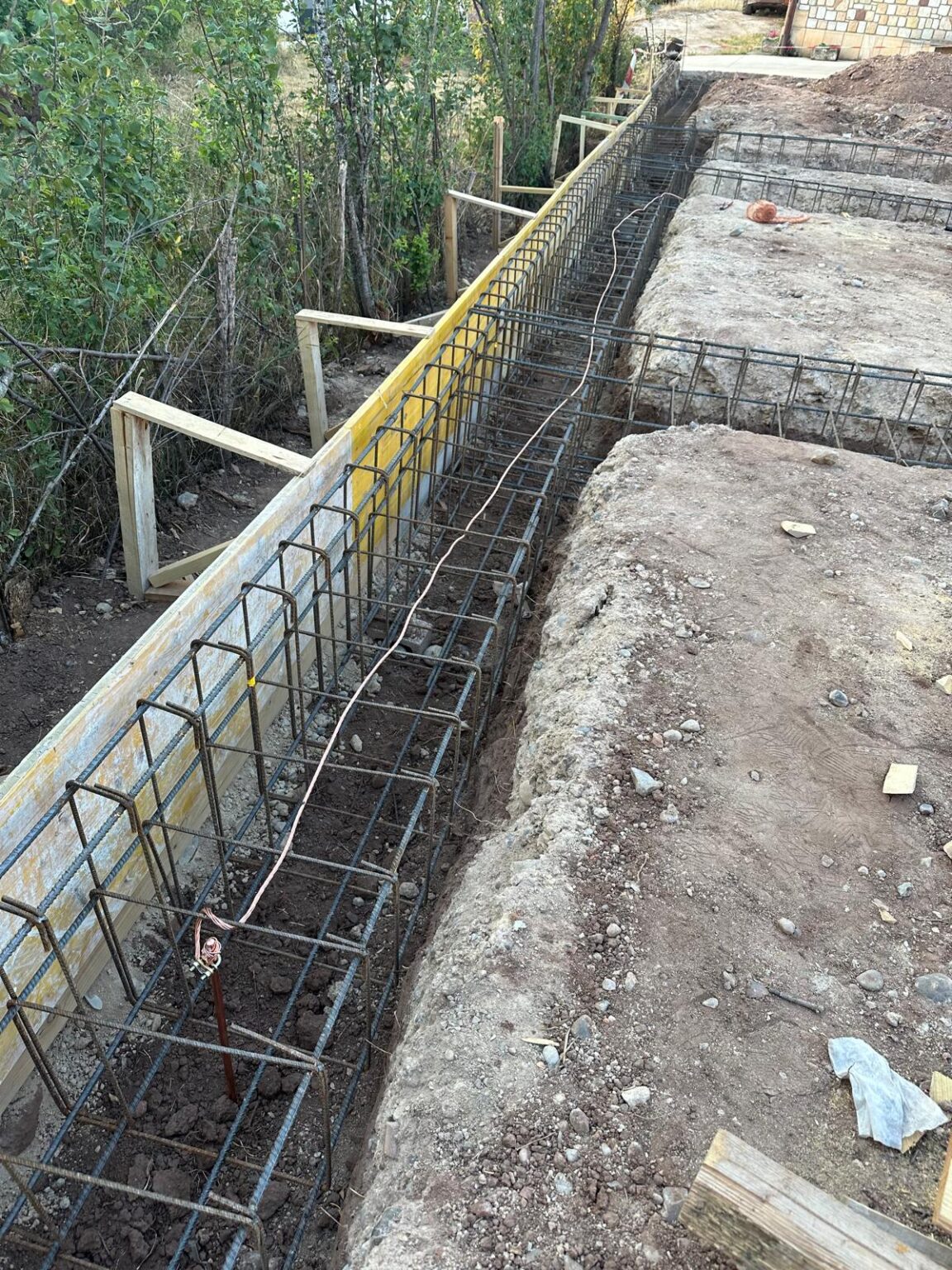 Montaje de instalaciones y cerramientos en edificación de obra nueva.