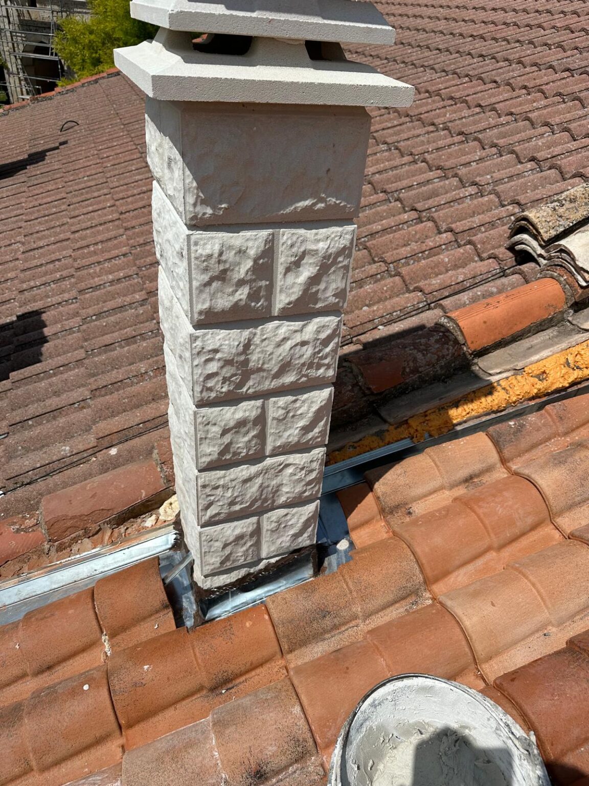 Sustitución de vigas y estructura de madera en reforma de tejado antiguo.