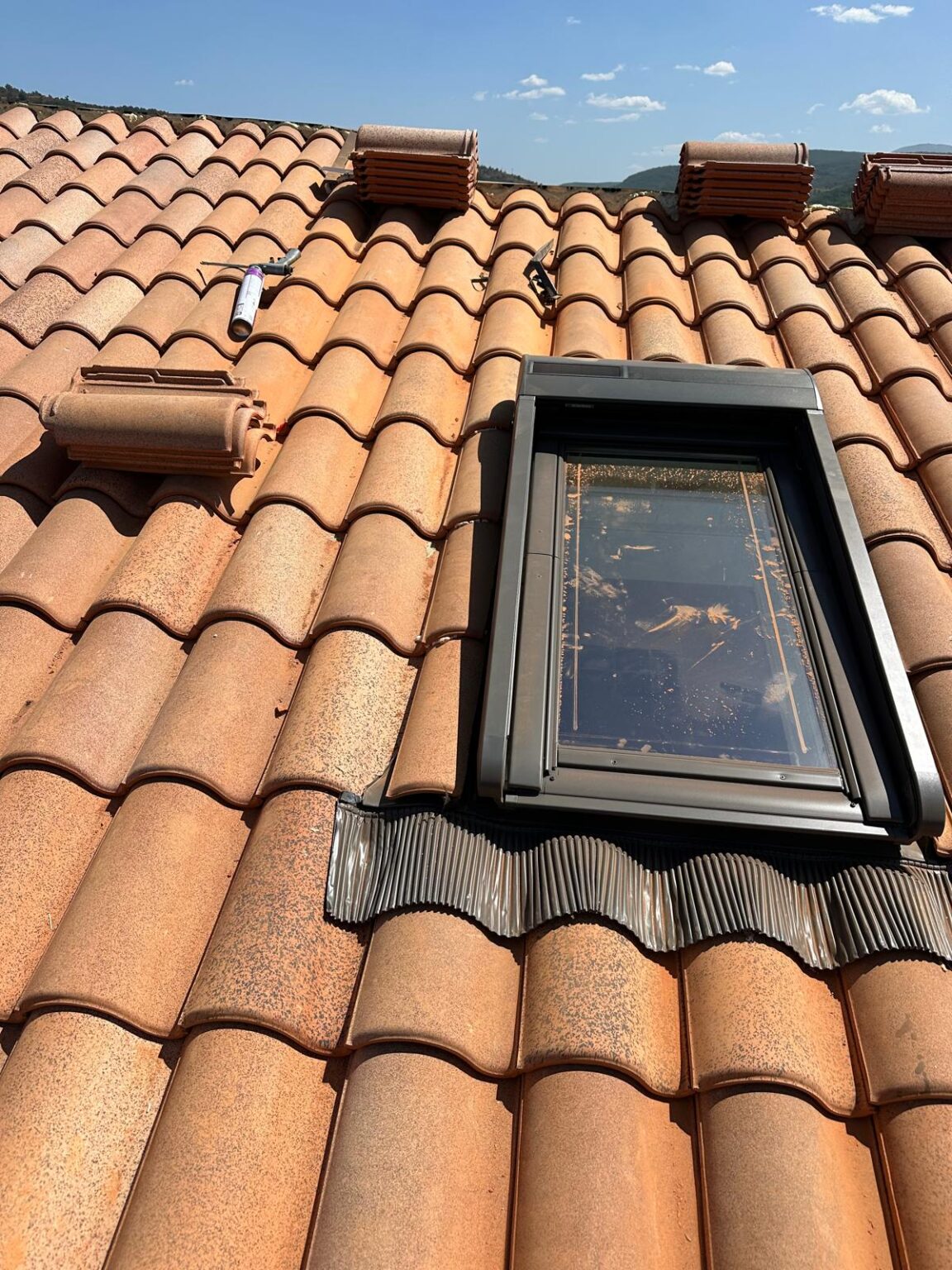 Aplicación de revestimiento impermeable en fachada de comunidad de propietarios.